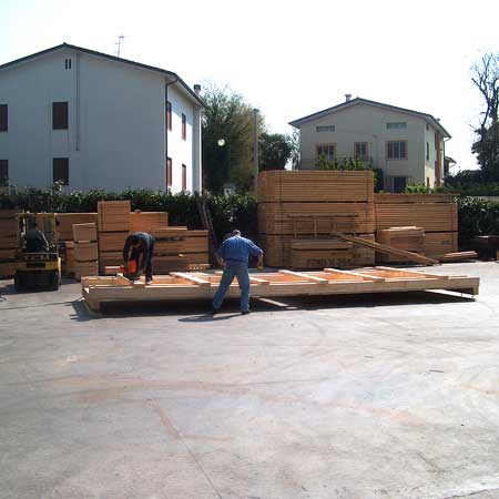 Montaggio cassa in legno nella fabbrica Dal Fior