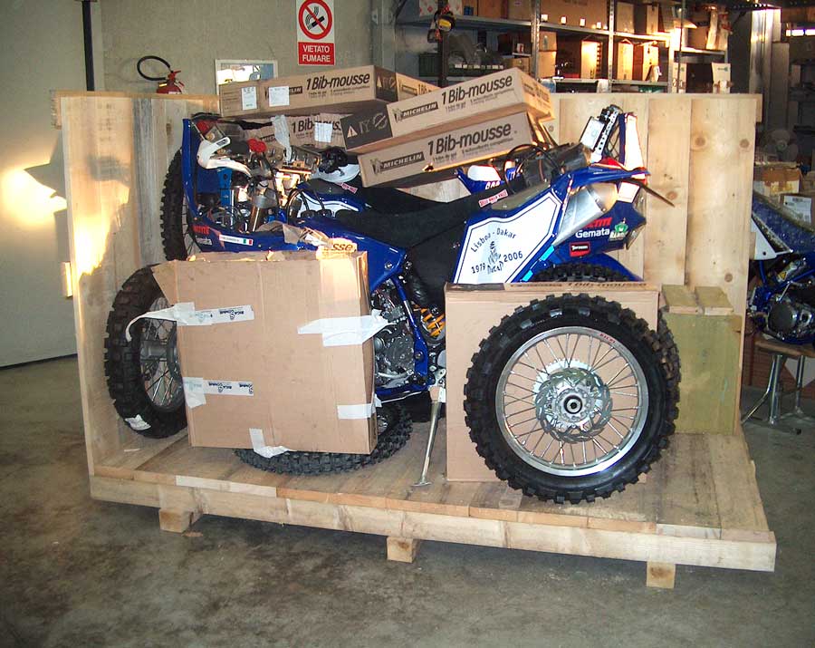 Imballaggio per una moto della Parigi-Dakar