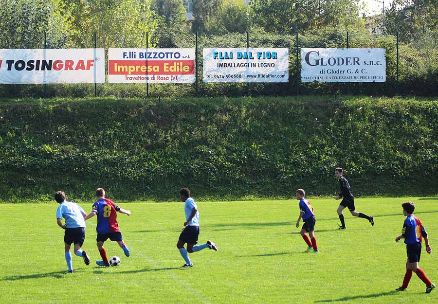 La ditta Dal Fior che sponsorizza una partita di calcio