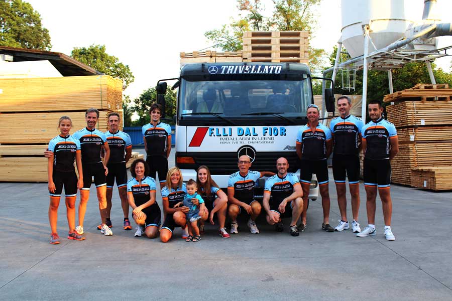 Foto in ditta della squadra di ciclismo sponsorizzata dalla ditta Dal Fior